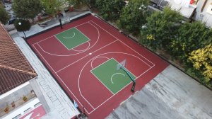 Κατασκευή γηπέδου μπάσκετ με αντικραδασμικό δάπεδο