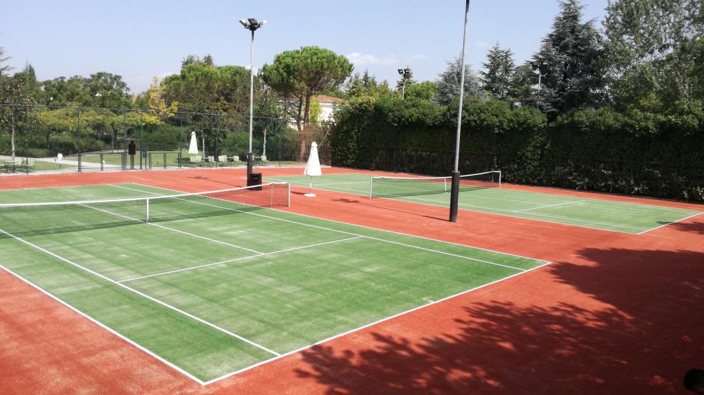 Γήπεδο τέννις με συνθετικό χλοοτάπητα σε συνδυασμό πράσινο και κεραμιδί 